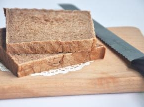 出炉后立即脱模，在晾架上散热，取出后最好先侧放一会儿，以免凹腰，待完全凉透再切片。