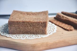 取两片吐司，切去四周的边角。