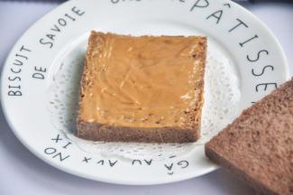 均匀的涂抹上花生酱。