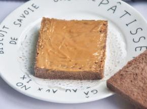 均匀的涂抹上花生酱。