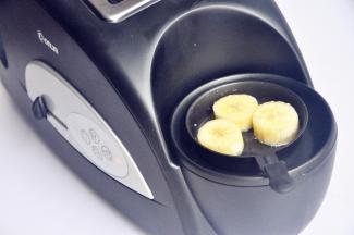 取五片均匀的香蕉，在多士炉中放一小块黄油，油热后放入香蕉片双面煎一煎，香蕉吸收黄油的香味。