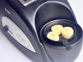 取五片均匀的香蕉，在多士炉中放一小块黄油，油热后放入香蕉片双面煎一煎，香蕉吸收黄油的香味。