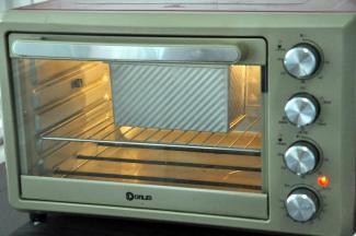 放入预热好的烤箱，上下火175度，时间38分钟左右。（时间与温度请参照自家烤箱脾气及模具的导热性），如表面上色较深，可在20分钟后加盖一张锡纸。