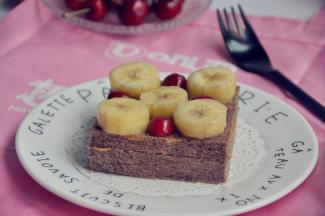 将煎好的香蕉片，摆放在吐司上。