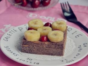 将煎好的香蕉片，摆放在吐司上。