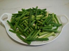  蒜苗清洗干净，切小段