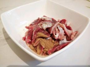 鸡胗切片，加十三香，黑胡椒，番薯粉，料酒，拌均匀，腌制5分钟，