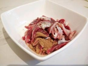 鸡胗切片，加十三香，黑胡椒，番薯粉，料酒，拌均匀，腌制5分钟，