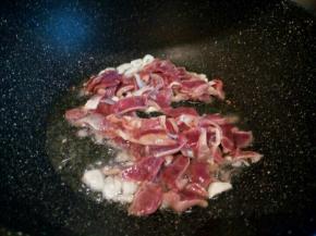  爆香蒜泥，下鸡胗翻炒