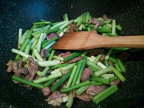 鸡胗变色，就可以加蒜苗下去了