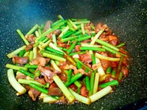 翻炒片刻，加生抽，盐调味，就可以