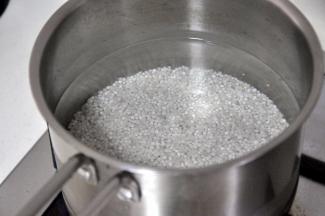 将小西米放入锅中大火煮10分钟，转小火20分钟，煮到小西米中间有点小白芯，关火闷10分钟左右，小西米呈透明状捞出沥干水份，冷却。