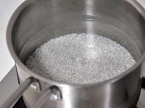 将小西米放入锅中大火煮10分钟，转小火20分钟，煮到小西米中间有点小白芯，关火闷10分钟左右，小西米呈透明状捞出沥干水份，冷却。