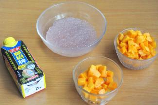 芒果分两份，1/3 和2/3各一碗切丁备用。