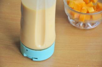 将2/3的芒果倒入果汁机，再倒入适量椰汁，混合打成果泥，比例根据自己喜欢，喜欢芒果味浓一点就少放一些椰汁。