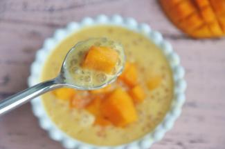 将椰汁、芒果泥、小西米混合装入碗中，表面撒上芒果粒。