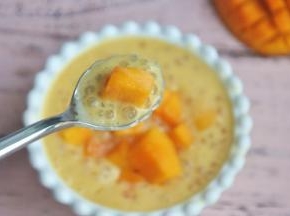 将椰汁、芒果泥、小西米混合装入碗中，表面撒上芒果粒。