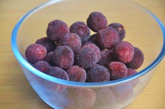 选择果肉丰富的杨梅，这样做成的杨梅干，口感较好。