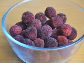 选择果肉丰富的杨梅，这样做成的杨梅干，口感较好。