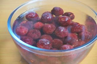 将杨梅清洗干净后用盐水浸泡20-30分钟，亦可帮助去除杨梅果肉中的寄生虫。