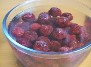 将杨梅清洗干净后用盐水浸泡20-30分钟，亦可帮助去除杨梅果肉中的寄生虫。