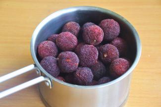 沥干水份后倒入小锅中。