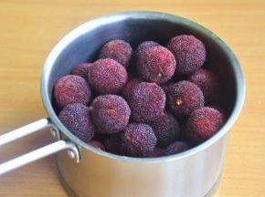 沥干水份后倒入小锅中。