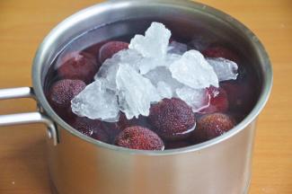 加入冰糖和适量的水，水刚好能淹住杨梅即可，不宜太多。