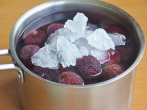 加入冰糖和适量的水，水刚好能淹住杨梅即可，不宜太多。