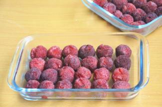 捞出沥干汤汁，沥好的杨梅，放入耐高温玻璃碗中。煮杨梅剩下的汤汁，找一个玻璃瓶装起来，兑水就是杨梅汁。