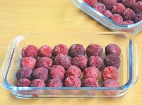 捞出沥干汤汁，沥好的杨梅，放入耐高温玻璃碗中。煮杨梅剩下的汤汁，找一个玻璃瓶装起来，兑水就是杨梅汁。