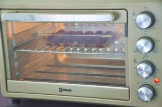 我做了两份不同的处理，大家可以根据自家的电器选择合适的。一部分杨梅放入烤箱（140度20分钟再降至120度30分钟），一部分放入微波炉中（中火叮15分钟--18分钟）温度与时间并不是特定的，因为大家煮后杨梅的干湿状态不同，杨梅的大小也不同，要随时观察状态，特别进微波炉，不要一次设15分钟，可5分钟一调，根据状态延长时间。