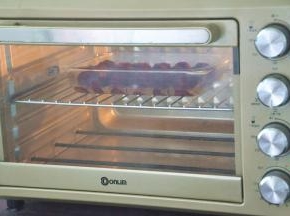 我做了两份不同的处理，大家可以根据自家的电器选择合适的。一部分杨梅放入烤箱（140度20分钟再降至120度30分钟），一部分放入微波炉中（中火叮15分钟--18分钟）温度与时间并不是特定的，因为大家煮后杨梅的干湿状态不同，杨梅的大小也不同，要随时观察状态，特别进微波炉，不要一次设15分钟，可5分钟一调，根据状态延长时间。