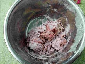 红曲粉倒入干粉中，加入清水搅拌成絮状