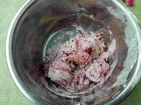 红曲粉倒入干粉中，加入清水搅拌成絮状