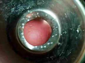 揉成光滑面团，用保鲜膜盖上，醒20分钟