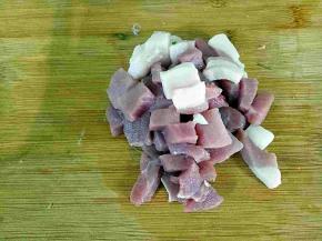 醒面过程中开始准备肉馅，把肉去皮切成小块