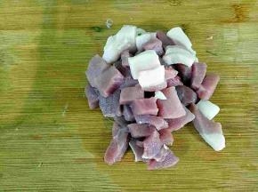 醒面过程中开始准备肉馅，把肉去皮切成小块
