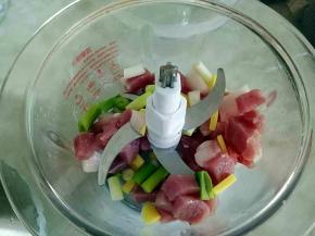 加入切好的葱姜，放入切碎机中打成肉馅