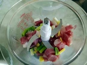 加入切好的葱姜，放入切碎机中打成肉馅