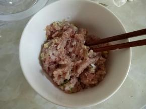 打好的肉馅加入盐，酱油，蚝油搅拌均匀