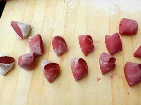 用刀切成大约15克左右一个的小剂子