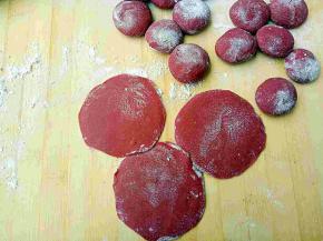 搓圆按扁，擀成饺子皮