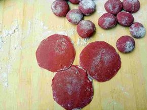搓圆按扁，擀成饺子皮