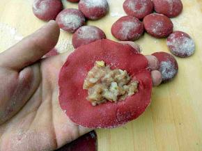 饺子皮中放入适量肉馅