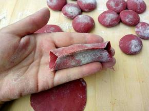 中间捏起来，两边留口，尾部可以留的大一点