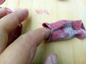 用食指把头部挑上去，与接口捏合，两边留两个小洞作为眼眶部位