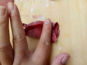 尾部用食指也压一下