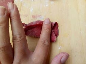 尾部用食指也压一下