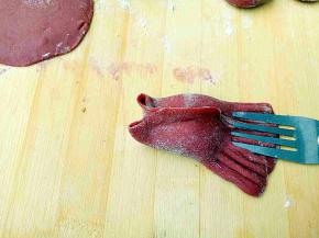 用小叉子压出纹路